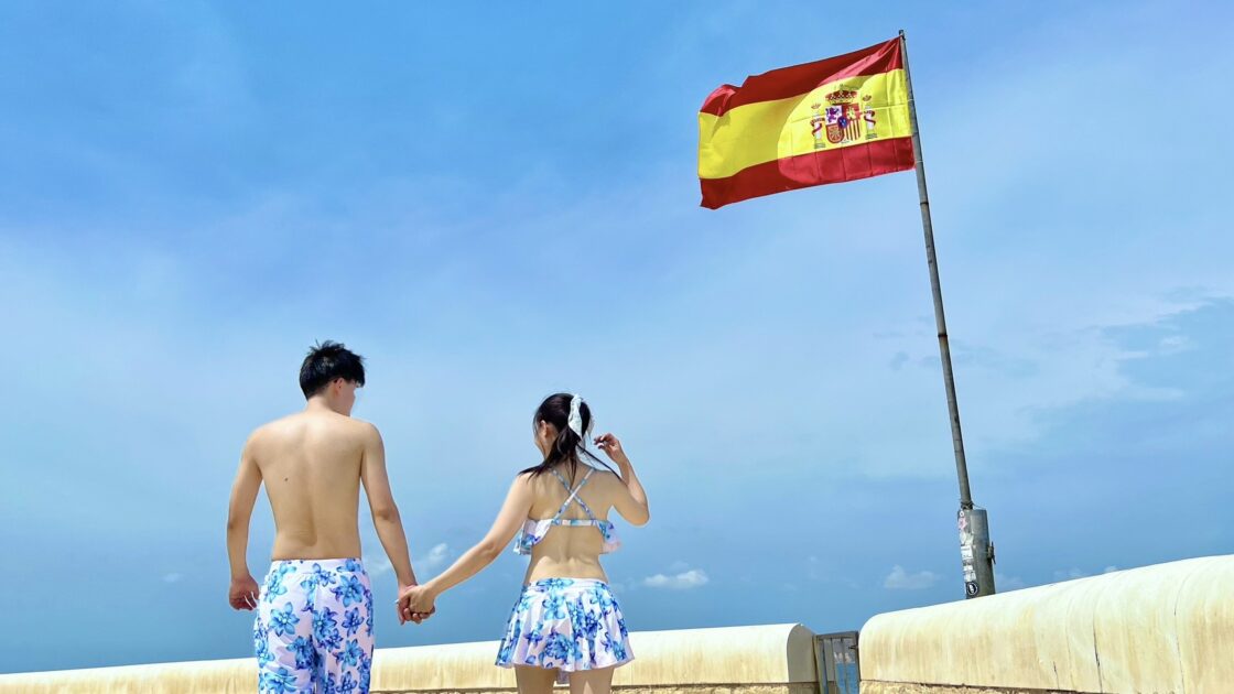 スペインのアリカンテの離島タバルカ島の国旗とはるカタルーニャ