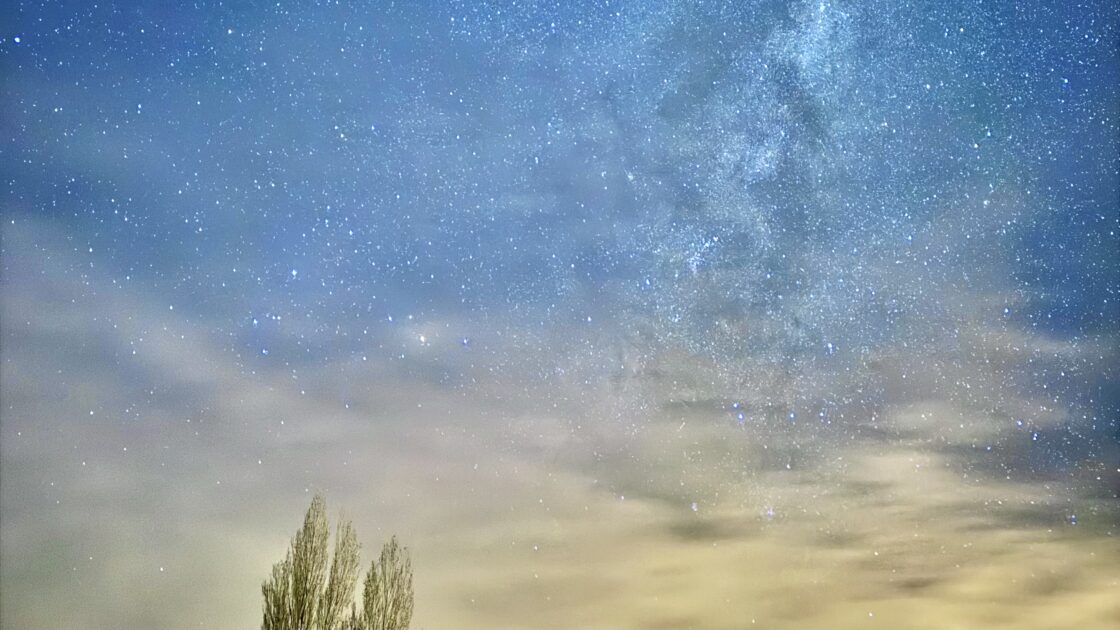 ニュージーランドの南島にあるテカポ湖で見れた天の川と南十字星と満点の星空