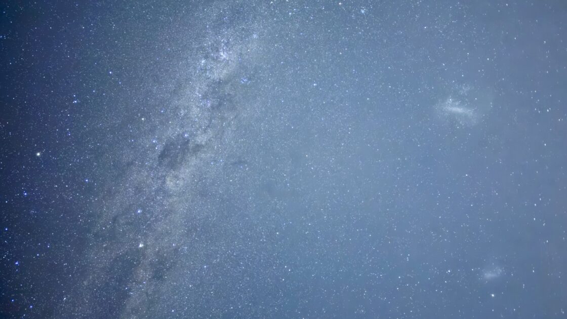 ニュージーランドのクイーンズタウンの星空とマゼラン星雲と南十字星