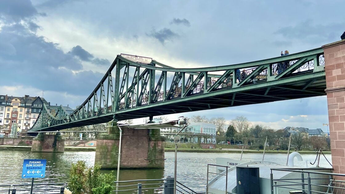 ドイツのフランクフルトの鉄の橋
