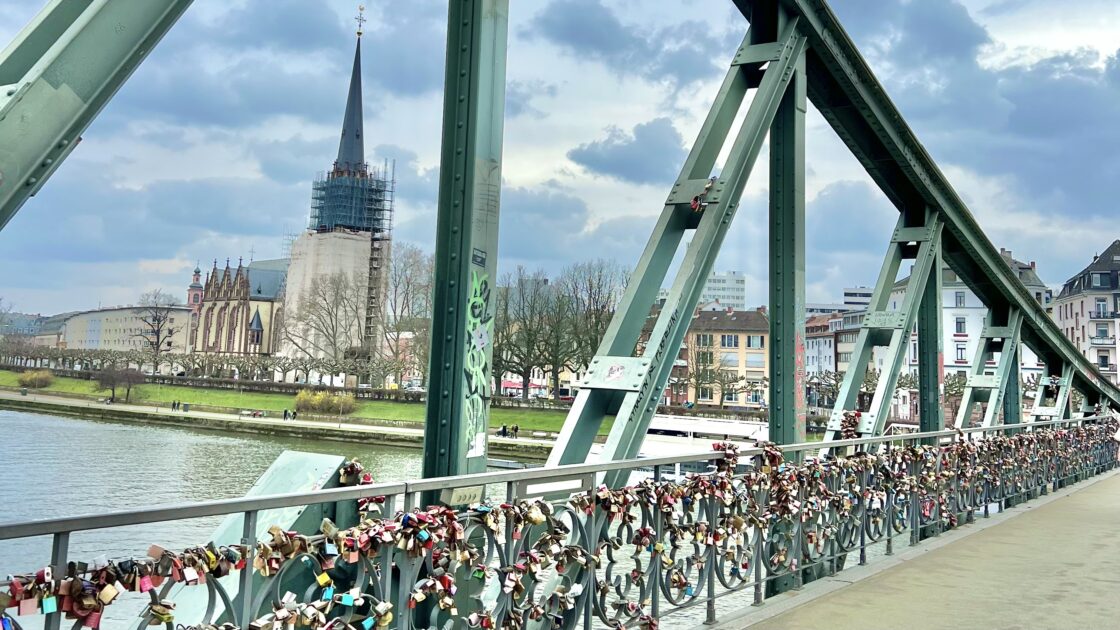 ドイツのフランクフルトの鉄の橋