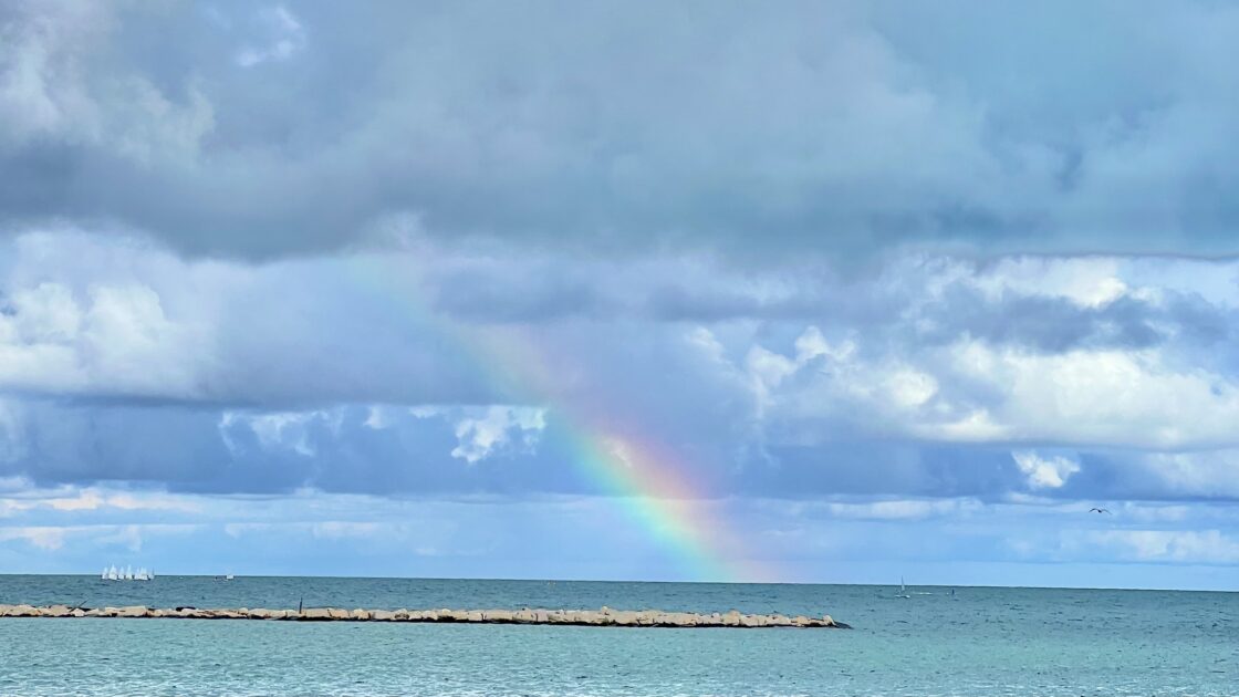 イタリアのバーリの街並みと海
