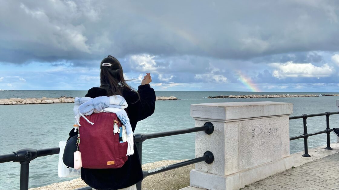 イタリアのバーリの街並みと海