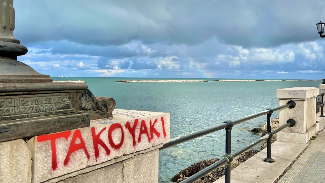 イタリアのバーリの街並みと海