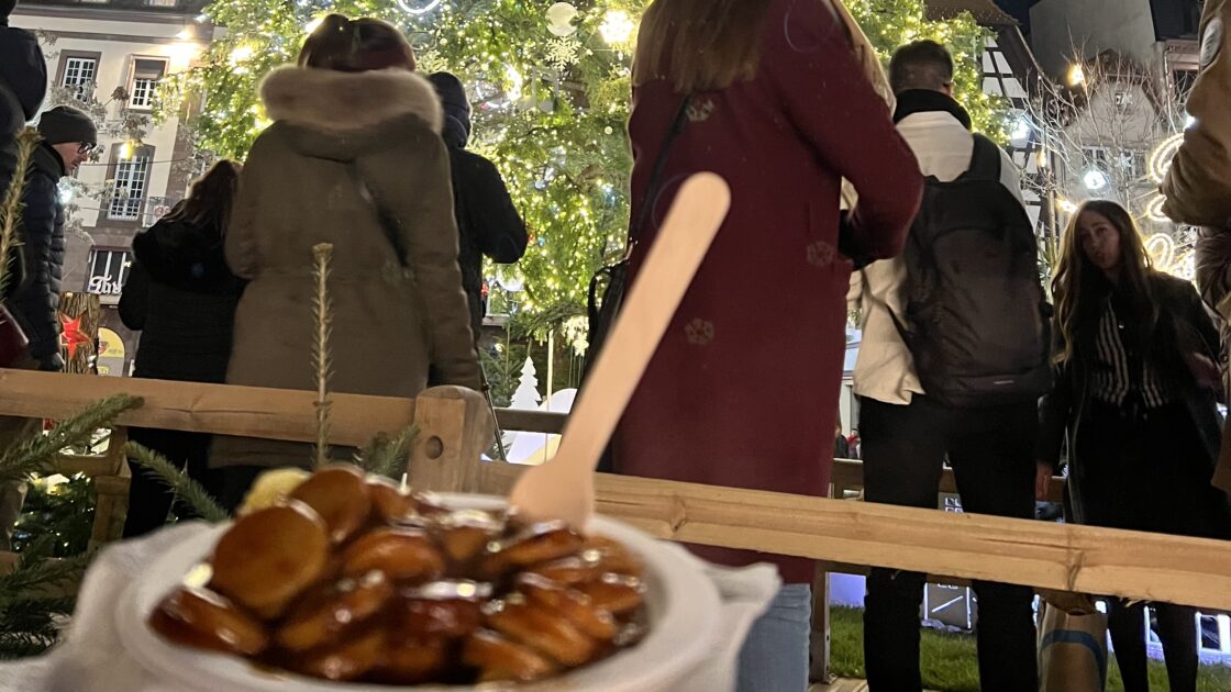フランスのアルザス地方ストラスブールのクリスマスマーケットで食べたカリーブルスト