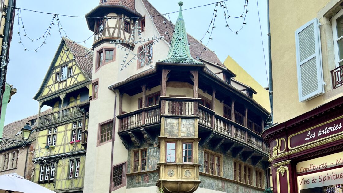 フランスのアルザス地方にあるコルマールのクリスマスの風景