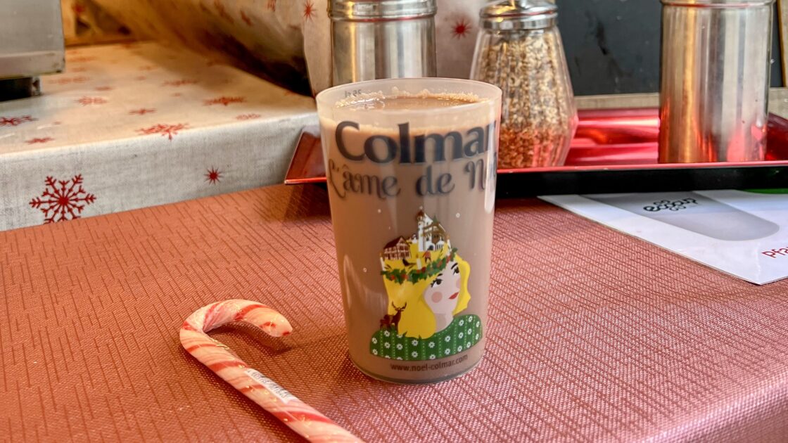 フランスのアルザス地方にあるコルマールのクリスマスマーケットで飲んだココアと飴
