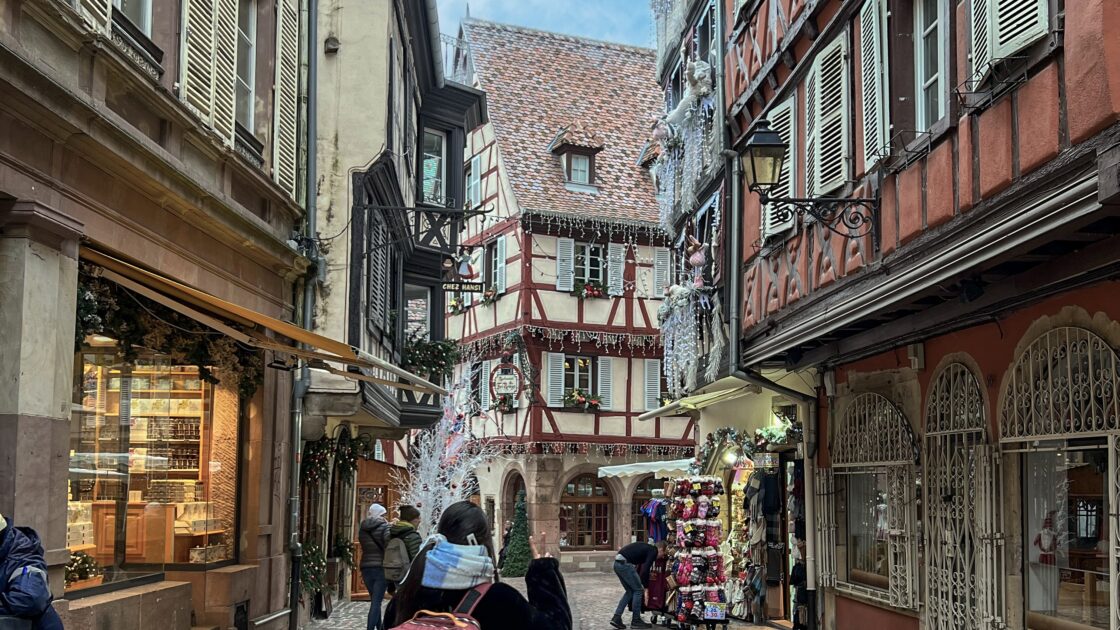 フランスのアルザス地方にあるコルマールのクリスマスの風景