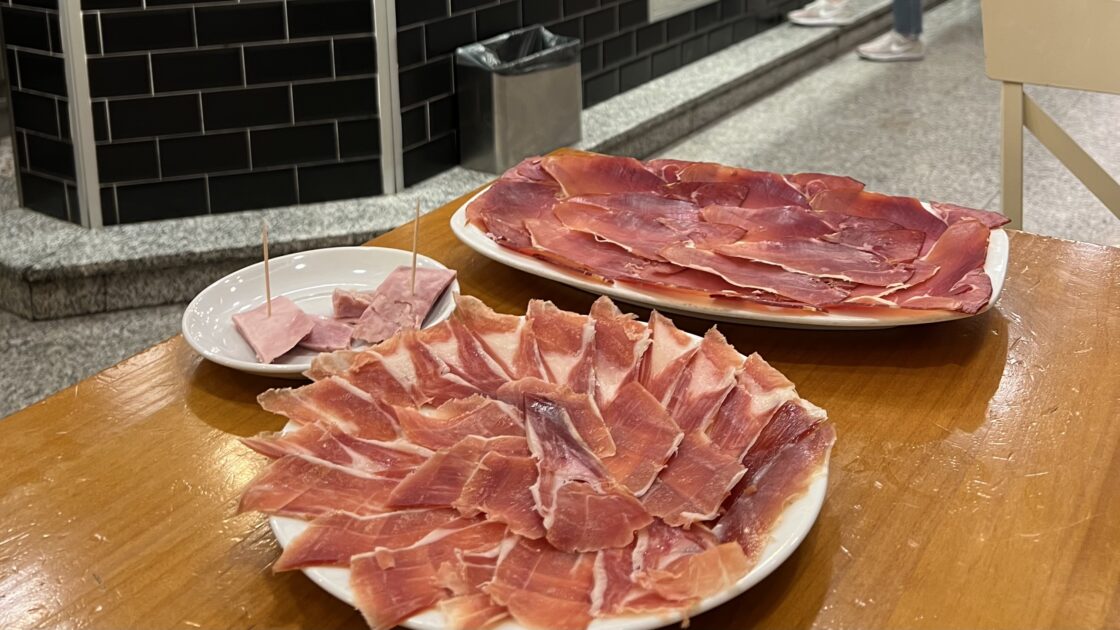 スペインの首都マドリードの生ハム博物館