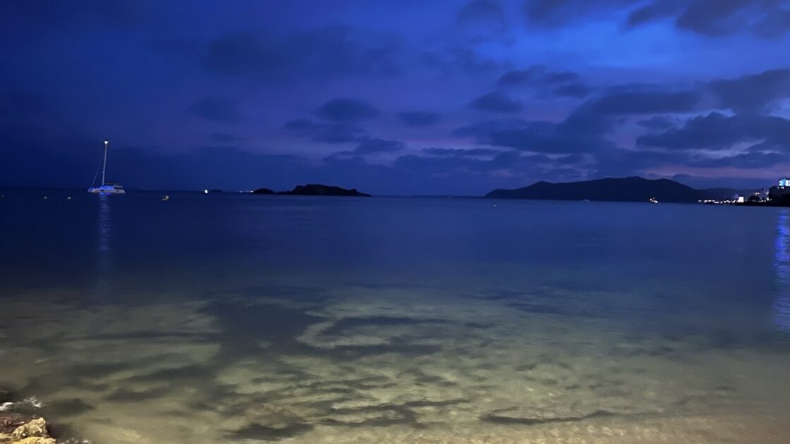 スペインイビサ島の夜の景色と海