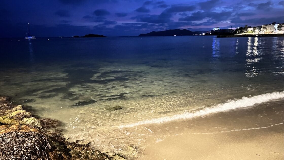 スペインイビサ島の夜の景色と海