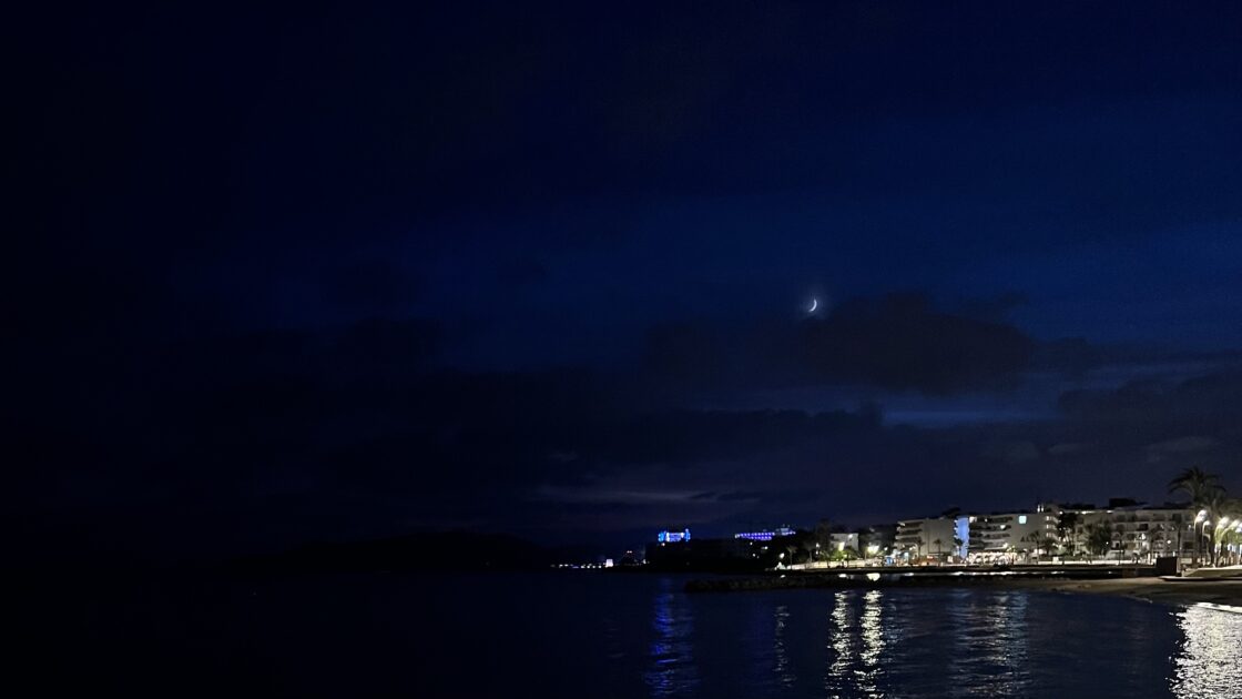 スペインイビサ島の夜の景色と月