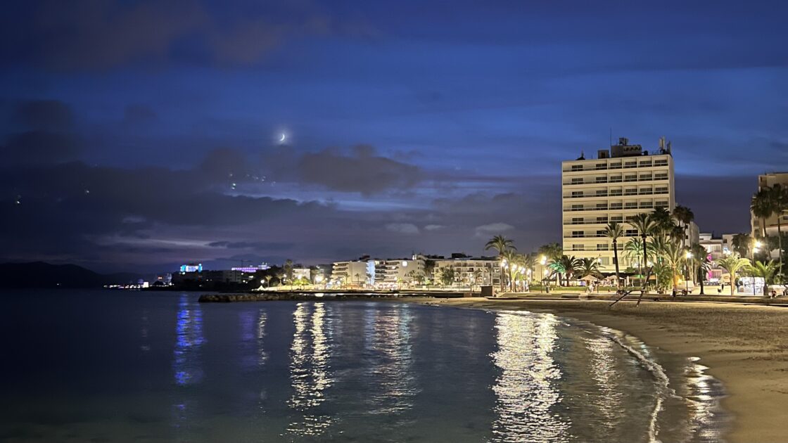 スペインイビサ島の夜の景色と月