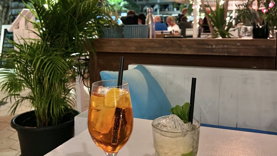 スペインイビサ島の夜の景色とお酒