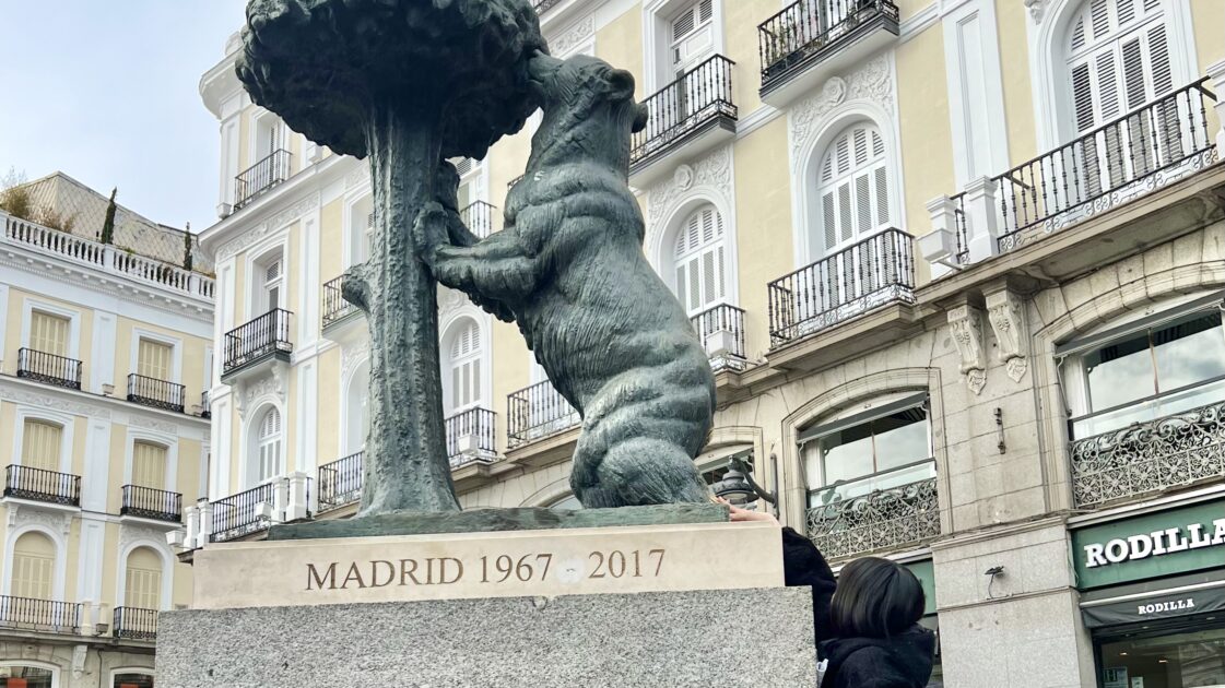 スペインの首都マドリードの熊とイチゴの木とはるカタルーニャ