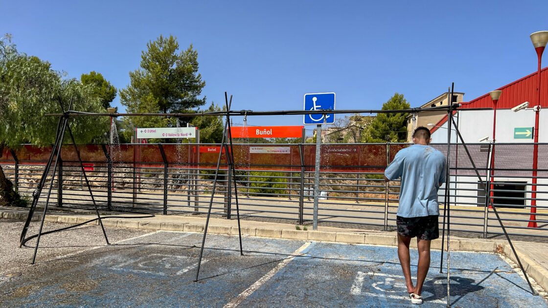 スペインのトマト投げ祭り「トマティーナ」で有名なブニョールの街並みとシャワー