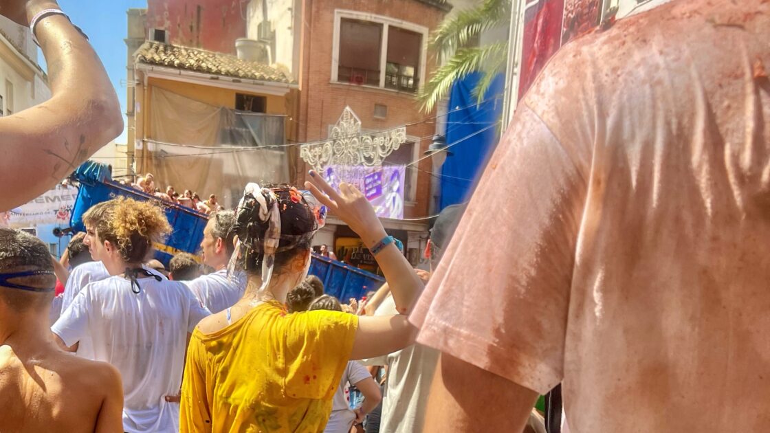 スペインのトマト投げ祭り「トマティーナ」で有名なブニョールの街並みとはるカタルーニャ