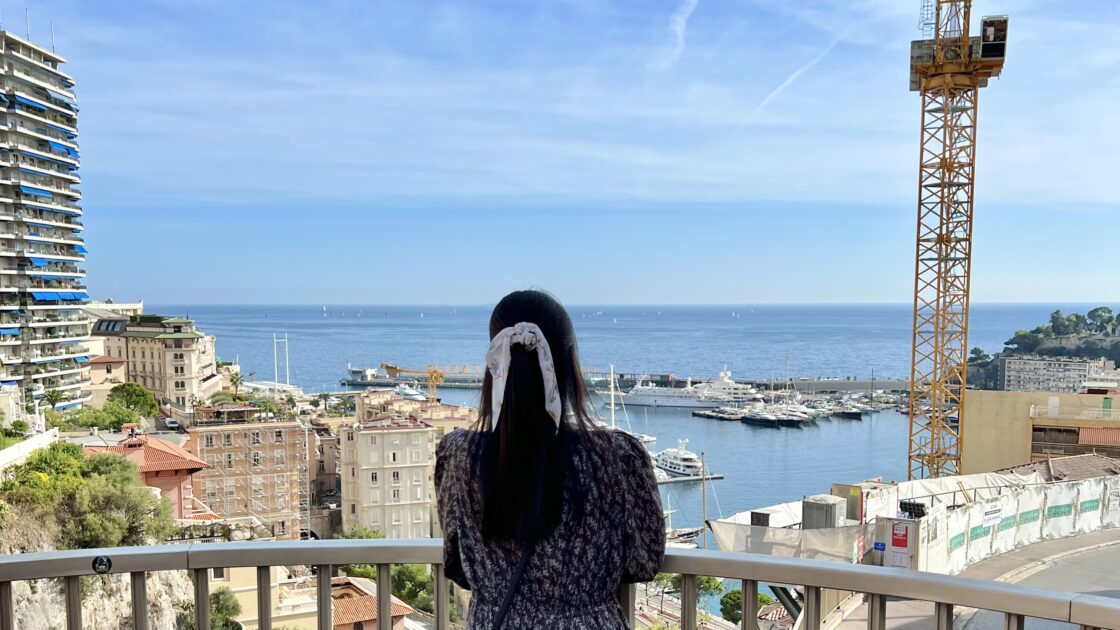 モナコ公国の街並みとはるカタルーニャと海