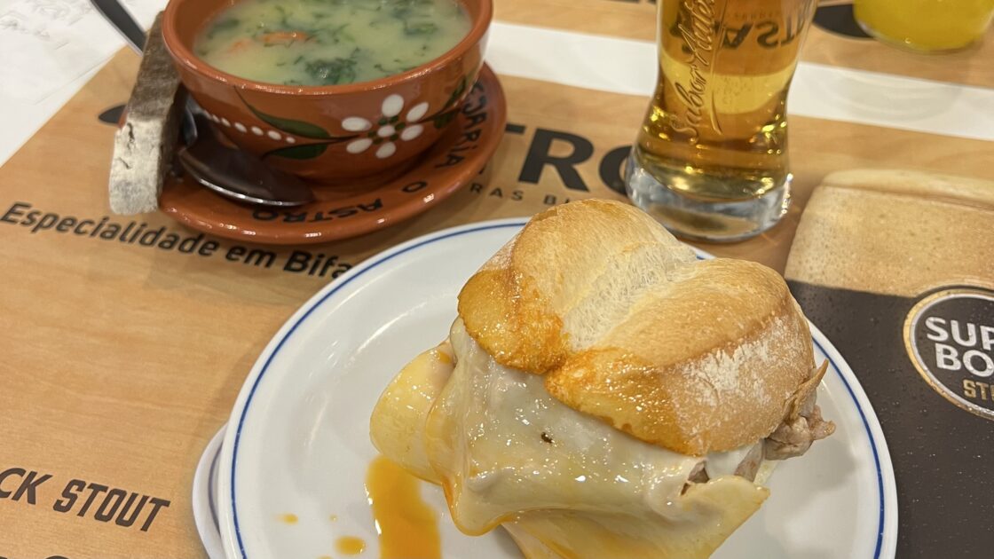 ポルトガルのポルトで食べたスープとハンバーガー