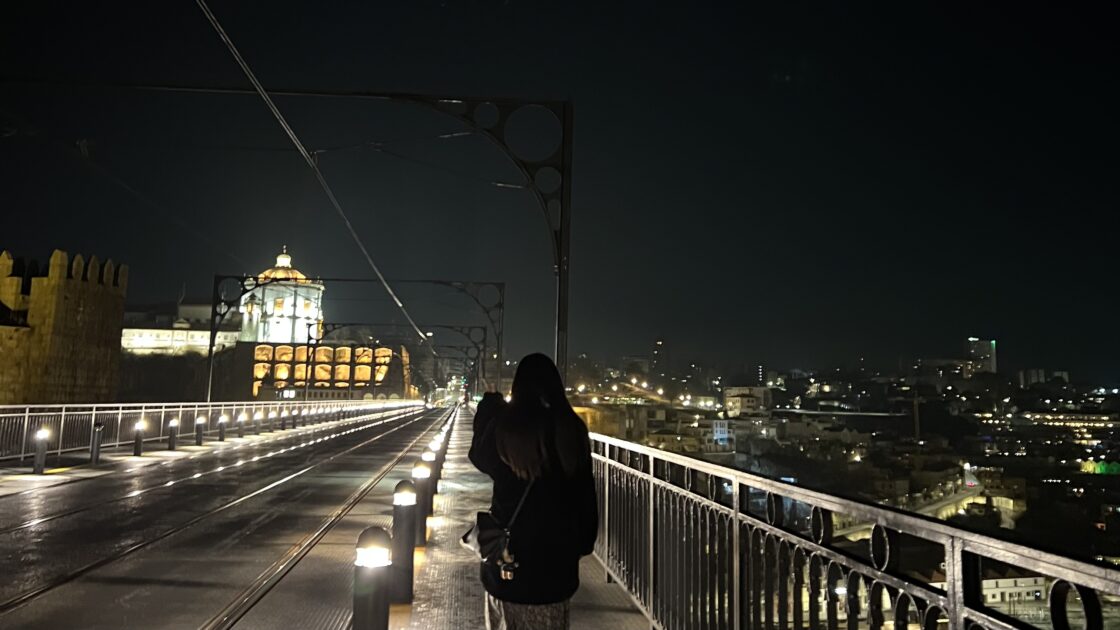 ポルトガルのポルトの夜景