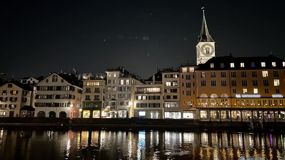 スイスのチューリッヒの夜景と街並み