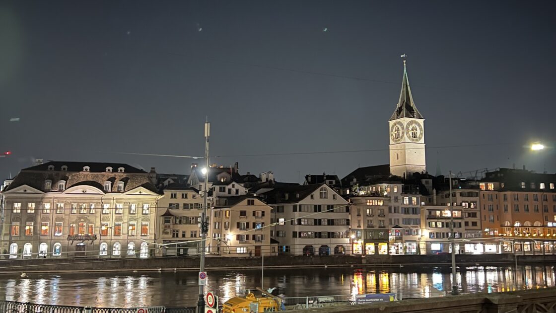 スイスのチューリッヒの夜景と街並み