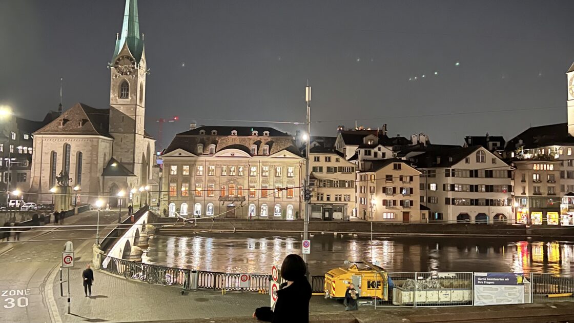 スイスのチューリッヒの夜景と街並みとはるカタルーニャ