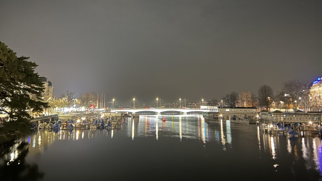 スイスのチューリッヒの夜景と街並みと橋