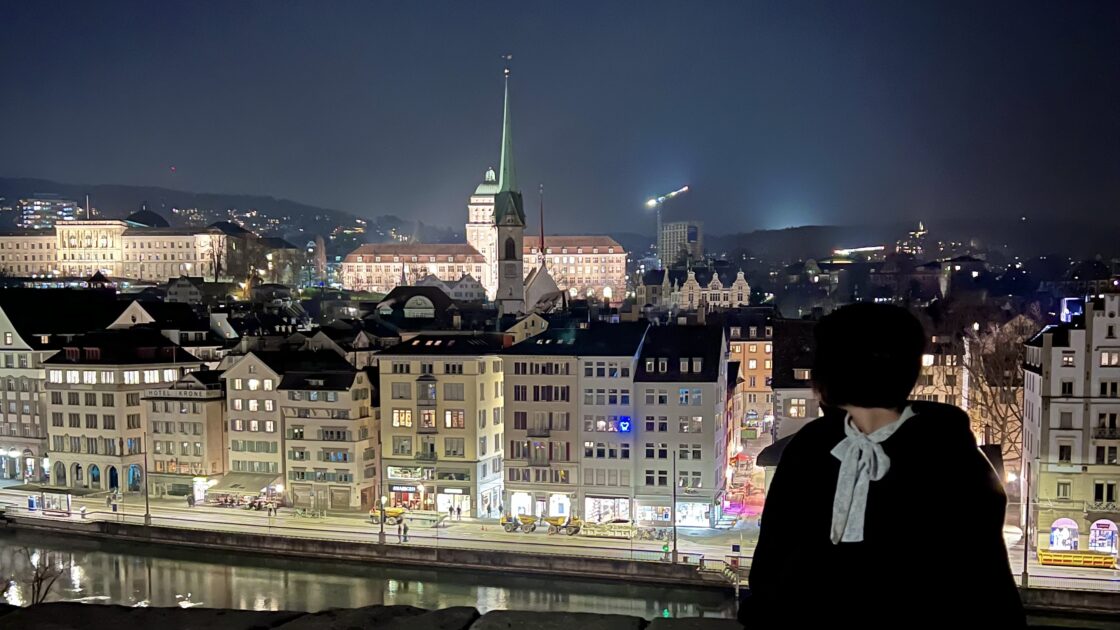 スイスのチューリッヒの夜景と街並みとはるカタルーニャ