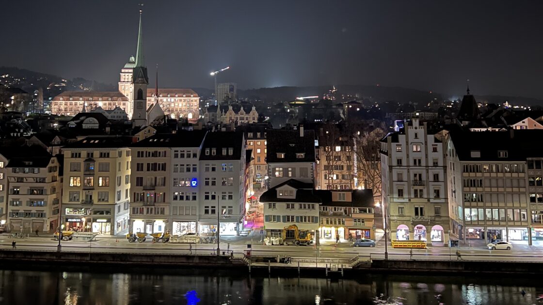 スイスのチューリッヒの夜景と街並み