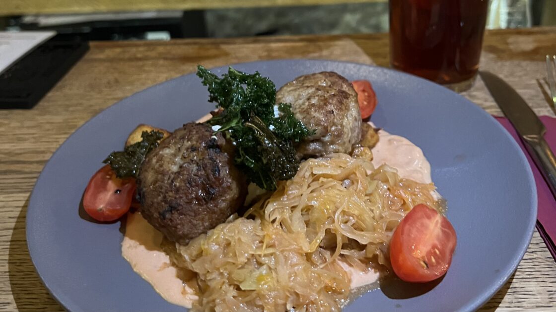 バルト三国ラトビアの首都リガの伝統料理屋さんで食べたハンバーグ