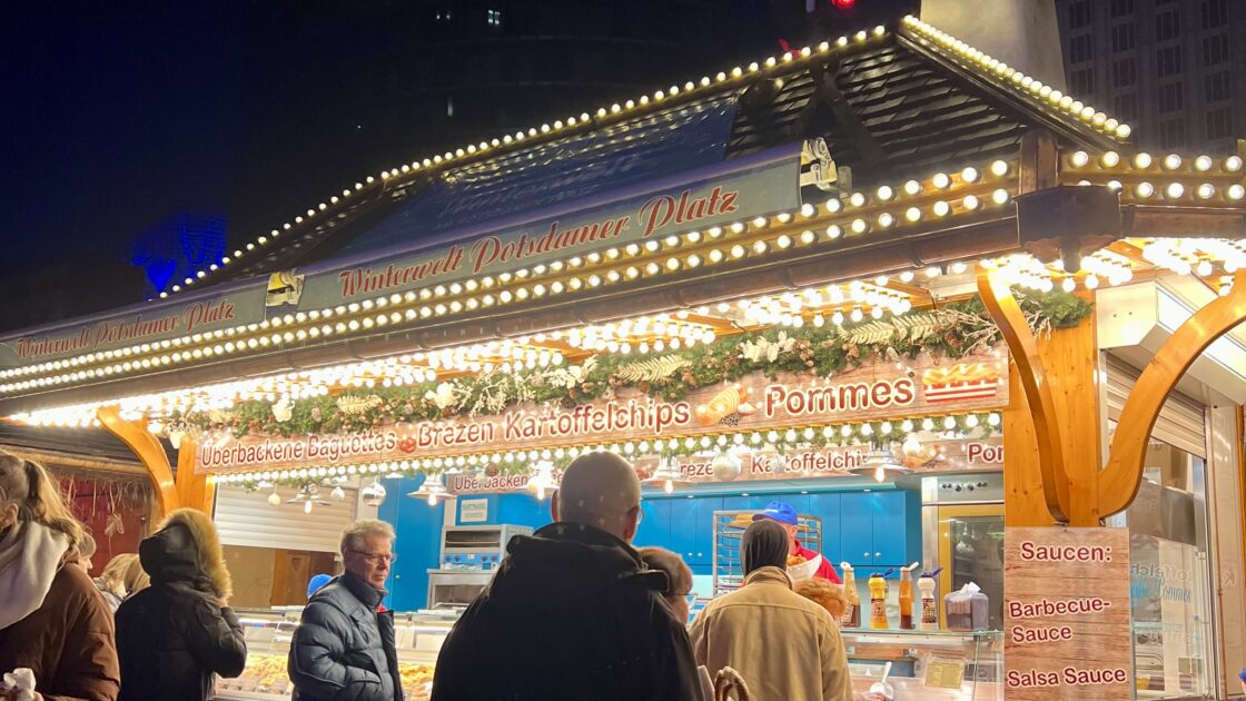 ベルリンのクリスマスマーケットの屋台とイルミネーション