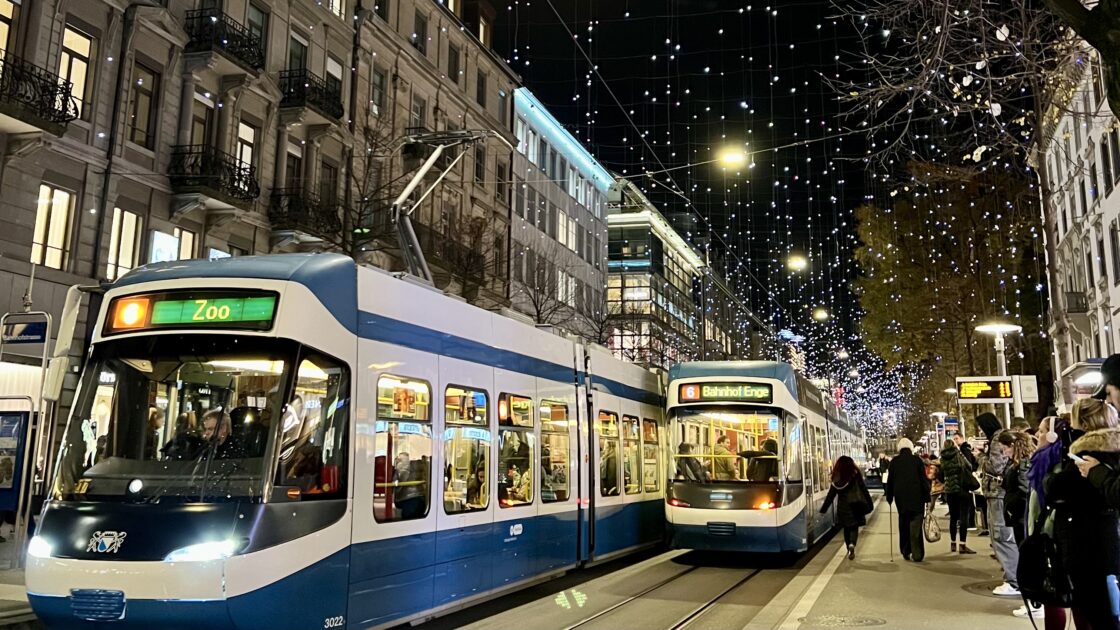 スイスのチューリッヒの夜景と街並みと鉄道