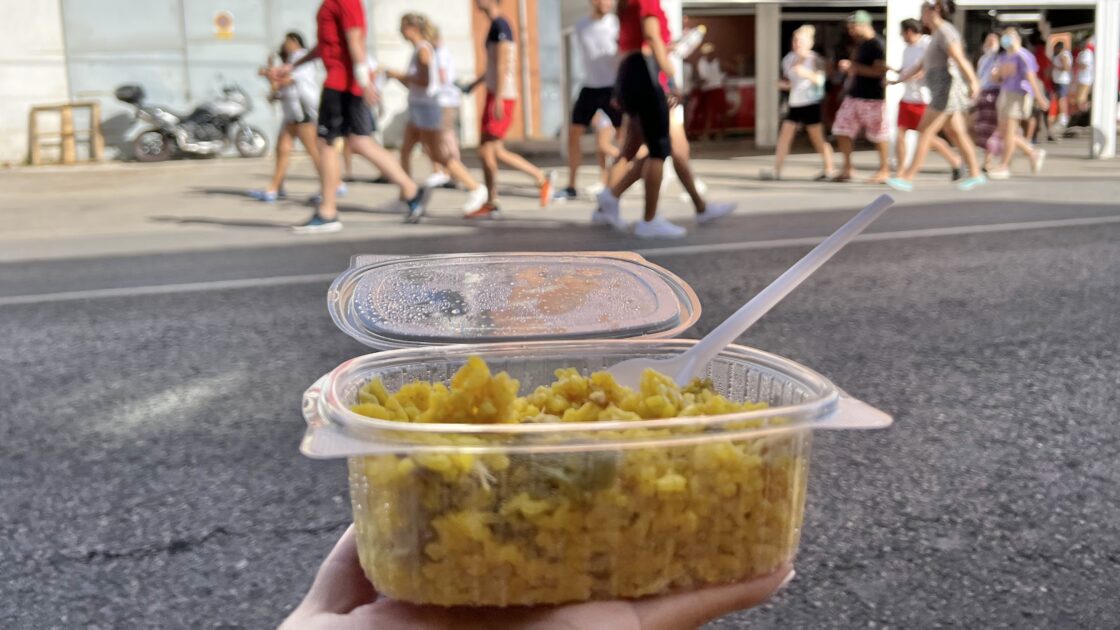 スペインのトマト投げ祭り「トマティーナ」で有名なブニョールの街並みとパエリア