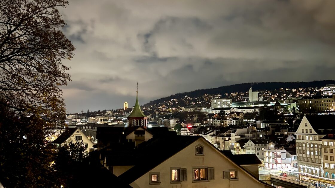 スイスのチューリッヒの夜景と街並み