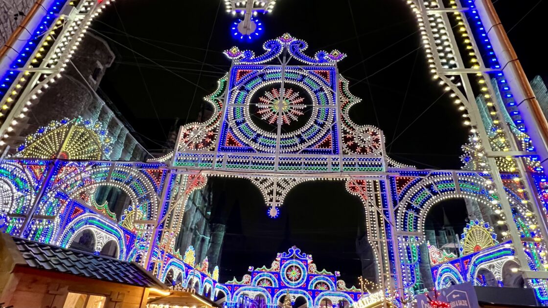 スイスのチューリッヒのクリスマスマーケットのイルミネーション