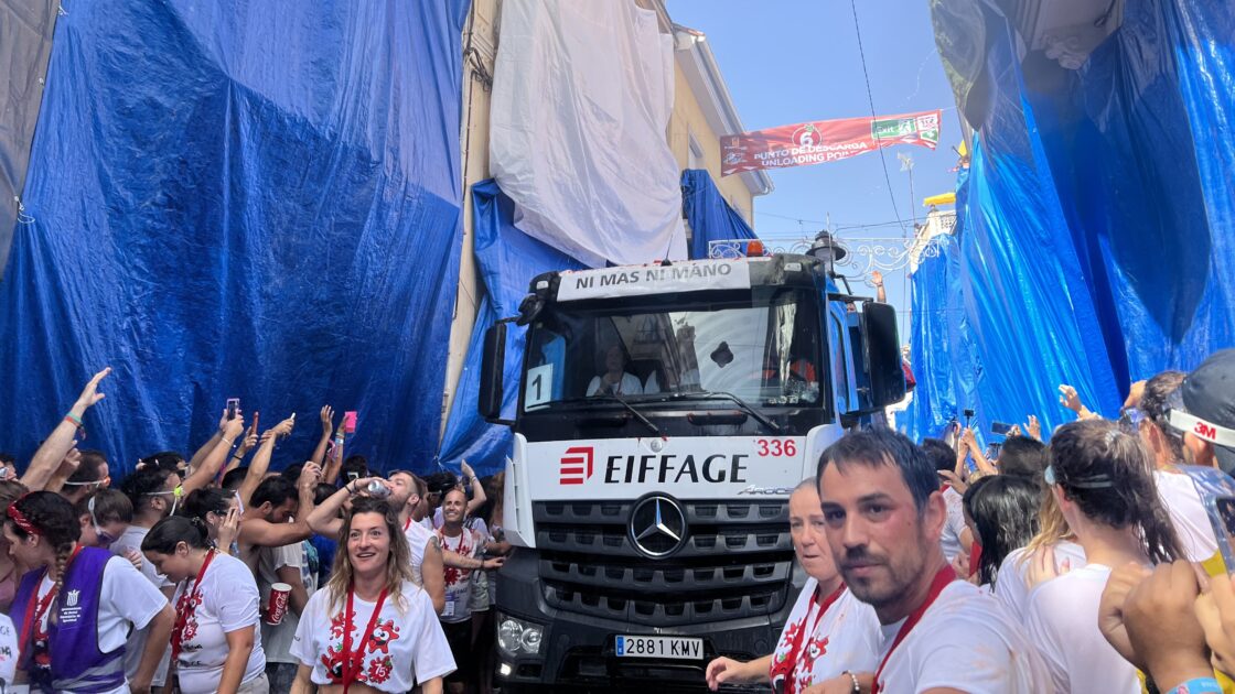 スペインのトマト投げ祭り「トマティーナ」で有名なブニョールの街並みとトラック