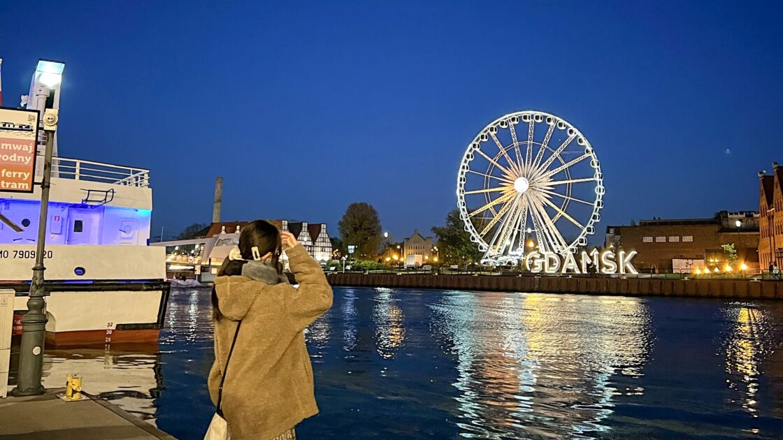 ポーランドのグダニスクの街並みと川に反射した夜景とはるカタルーニャ