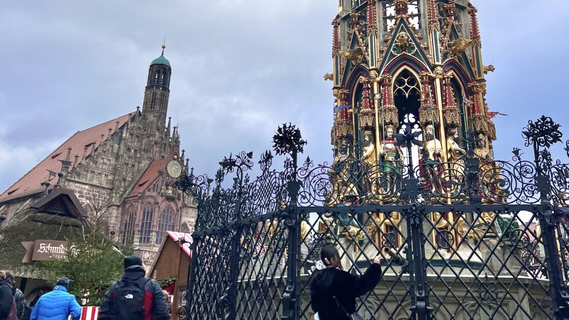 ドイツのおもちゃの街 ニュルンベルクの旧市街の美しの泉とはるカタルーニャ