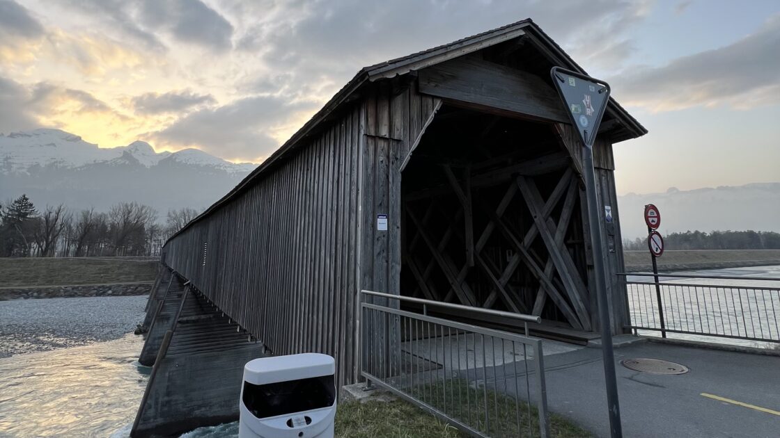 リヒテンシュタイン公国の首都ファドゥーツとスイスの国境にあるライン橋