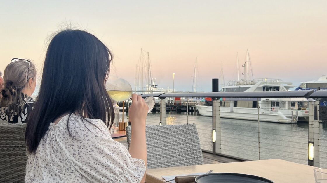 ケアンズの人気No.1レストランDundee's(ダンディーズ)のワインと夕焼けとはるカタルーニャ