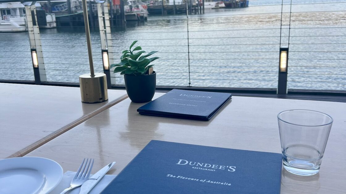 ケアンズの人気No.1レストランDundee's(ダンディーズ)のメニュー表と夕焼け