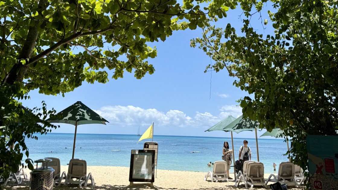 グリーン島の美しい海