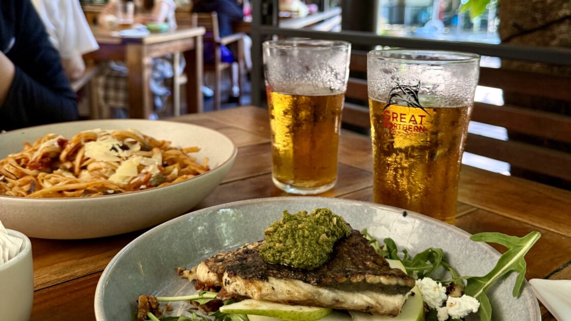 グリーン島のエメラルドレストランのバラマンディ