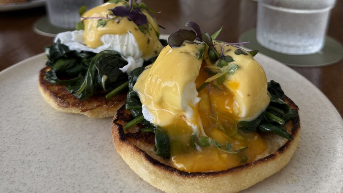 ケアンズの市内のカフェThe Chambersで食べたエッグベネディクト