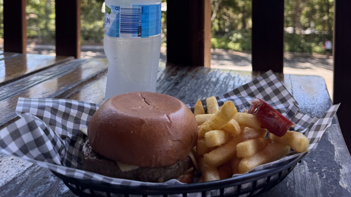 ケアンズのキュランダで食べたハンバーガー