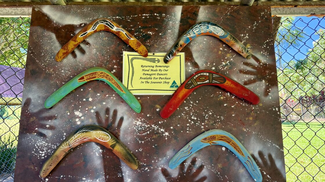 ケアンズのキュランダ村のアボリジニのブーメラン