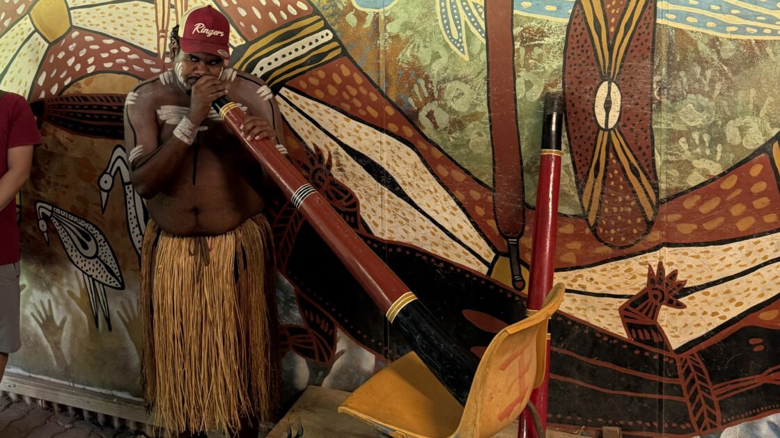 ケアンズのキュランダ村のアボリジニと伝統楽器