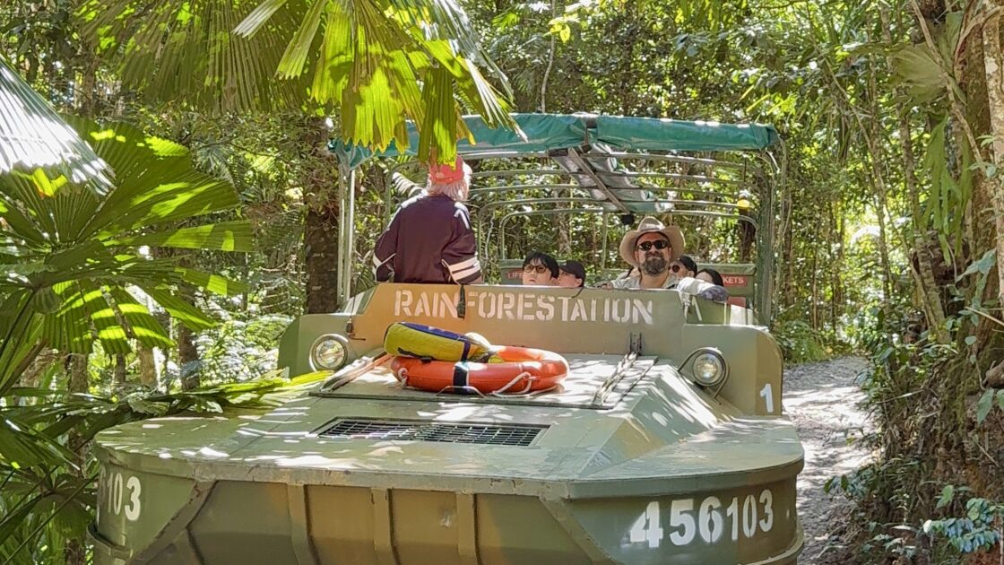 ケアンズのキュランダ村のアーミーダック