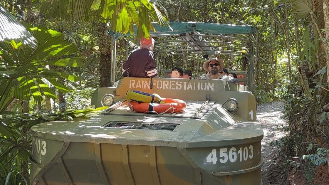 ケアンズのキュランダで乗ったアーミーダック